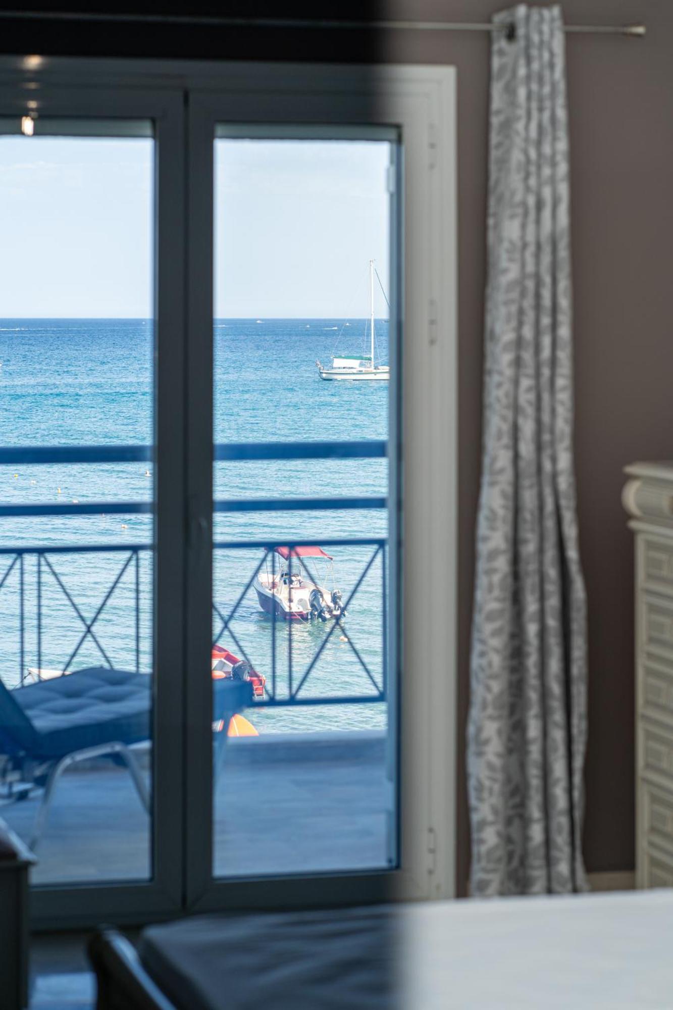 George Beachfront Apartments Литакия Номер фото