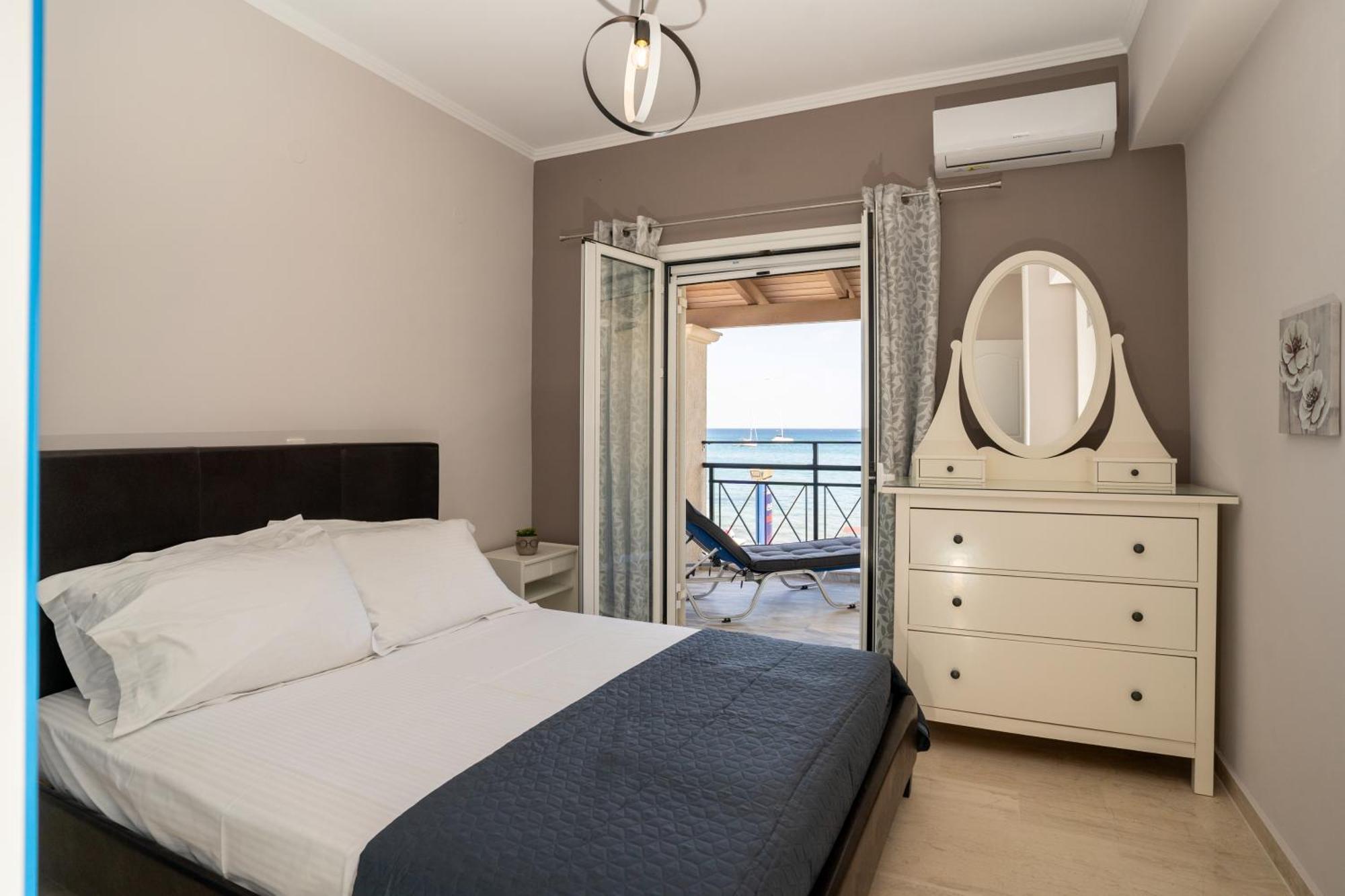 George Beachfront Apartments Литакия Номер фото