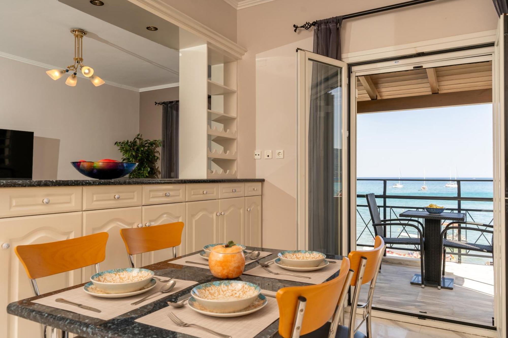 George Beachfront Apartments Литакия Номер фото